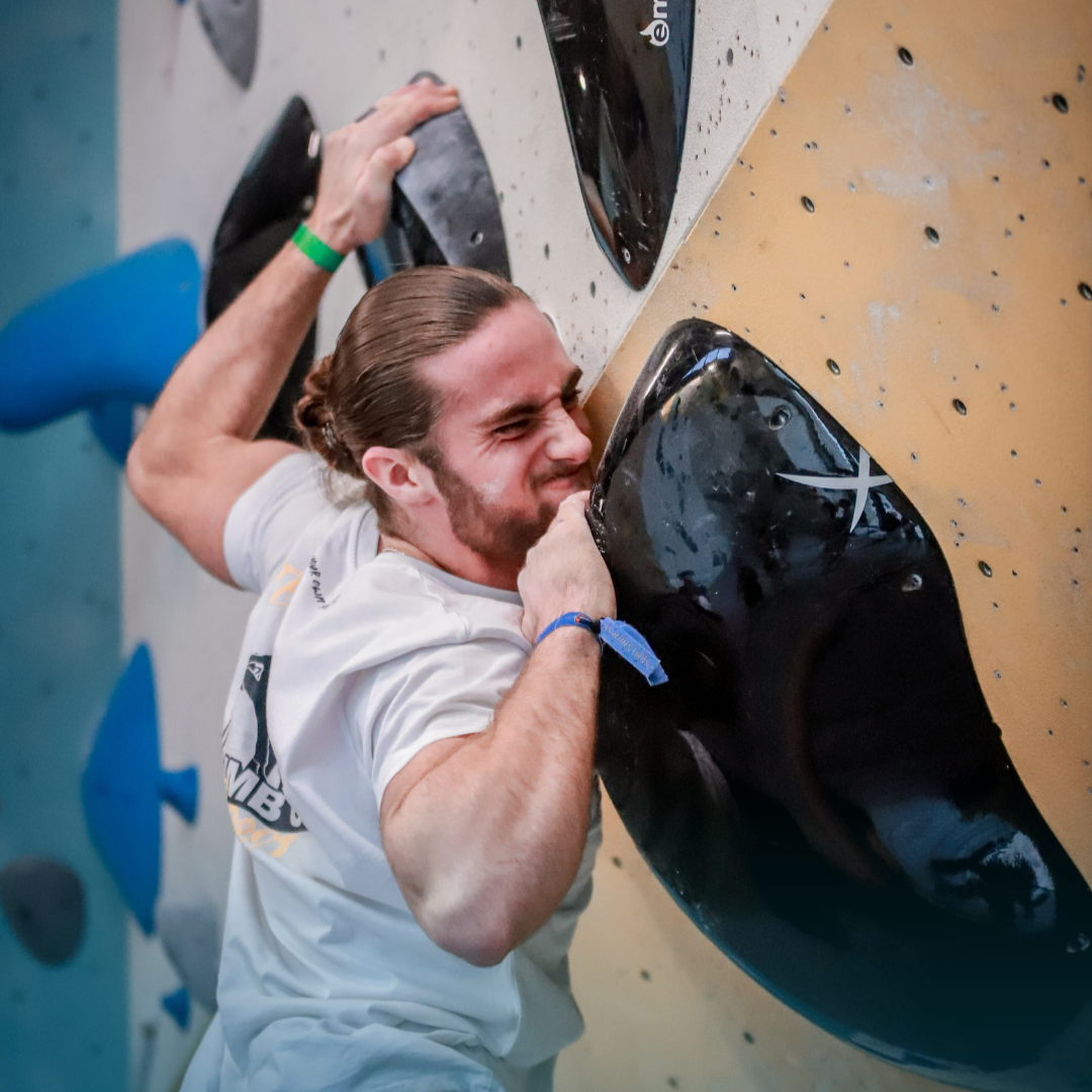 Un grimpeur en bloc.