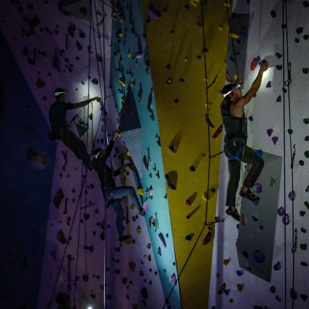 Grimpeur à la frontale