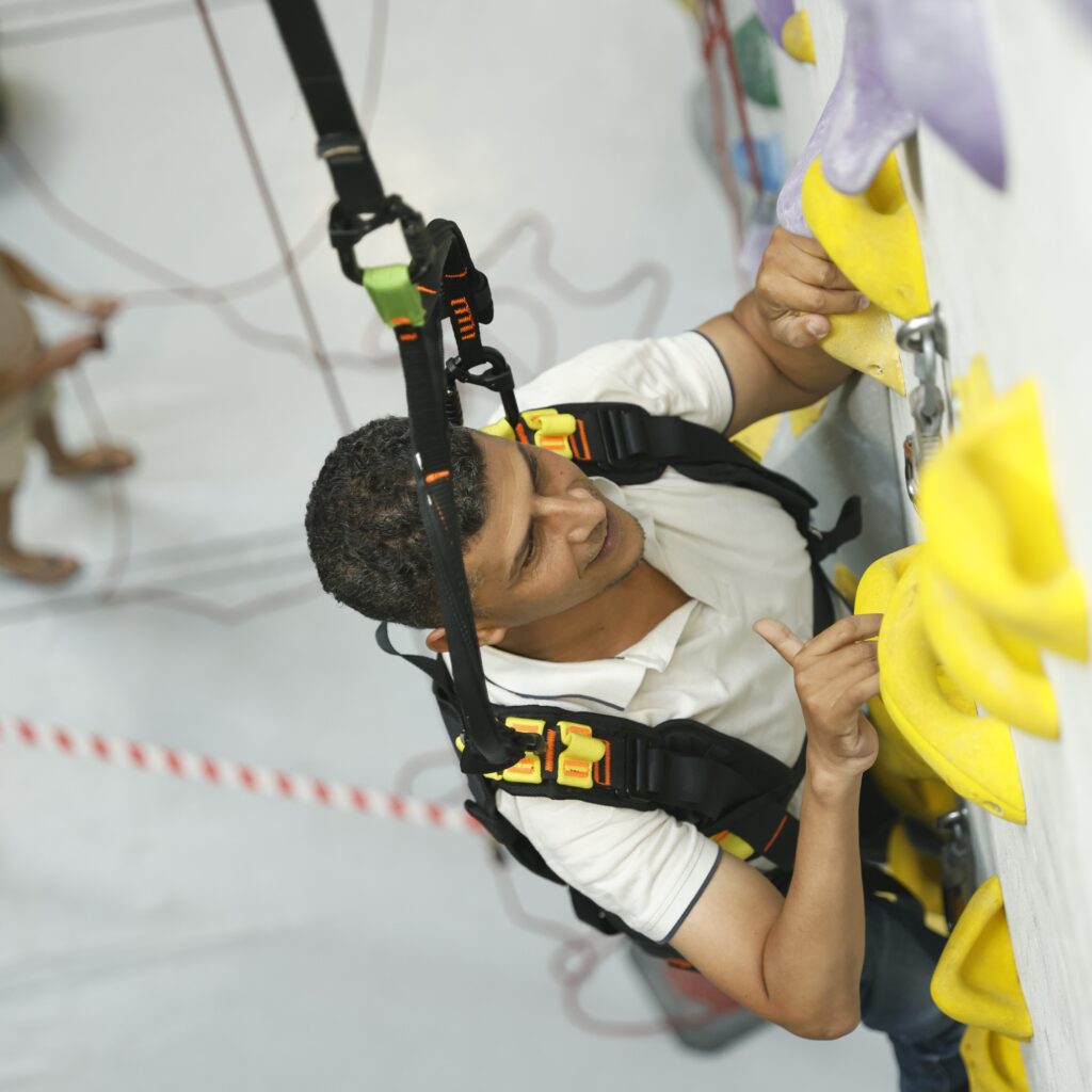 Grimpeur en situation de handicap utilisant le Footing Vertical